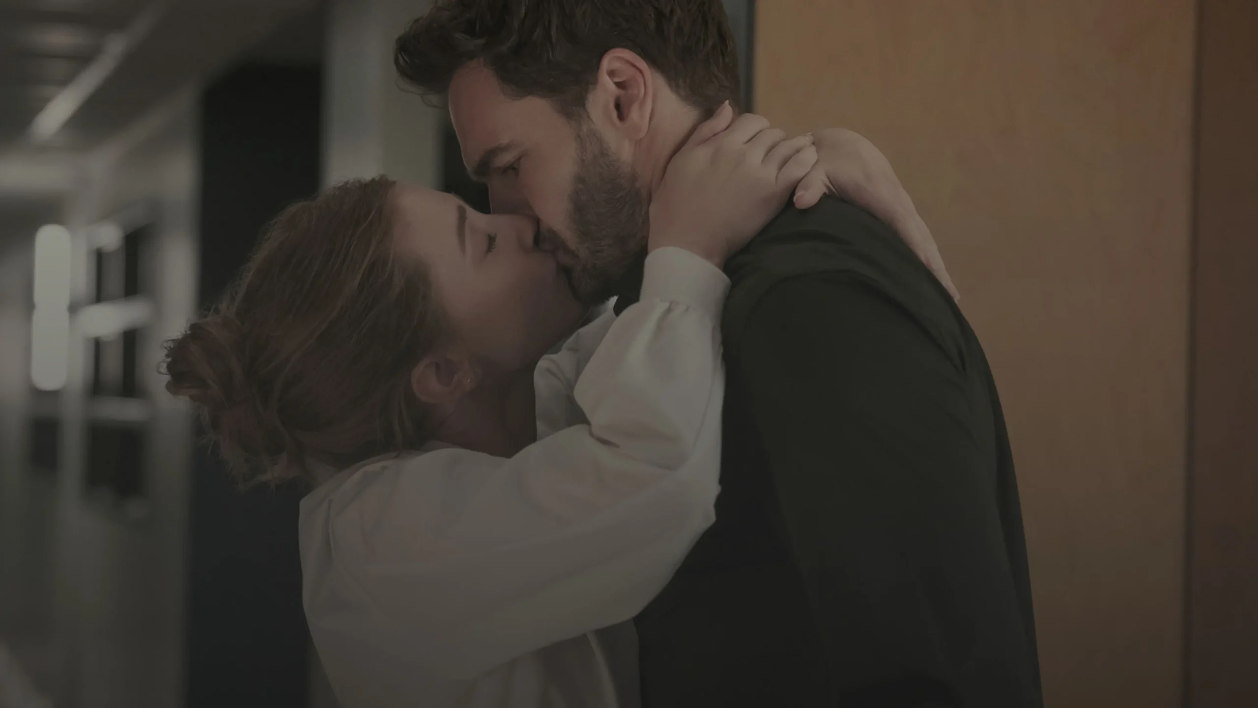 The Love Hypothesis diventa un film: Lili Reinhart e Tom Bateman protagonisti per Prime Video