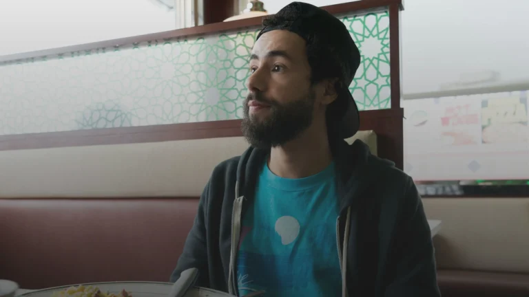 Ramy Youssef dirige Martha, il nuovo film A24 scritto con Josh Safdie