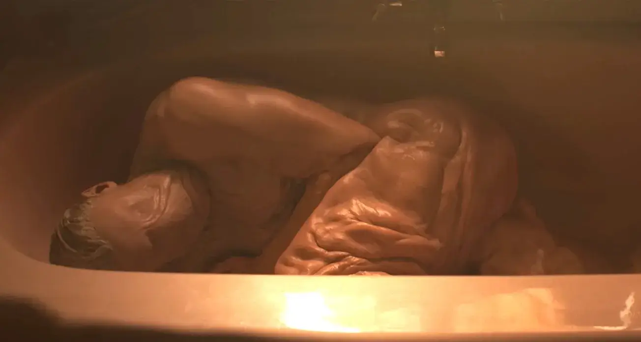 Clayface, il regista James Watkins promette un vero horror: &laquo;Il film vi porter&agrave; in luoghi oscuri&raquo;