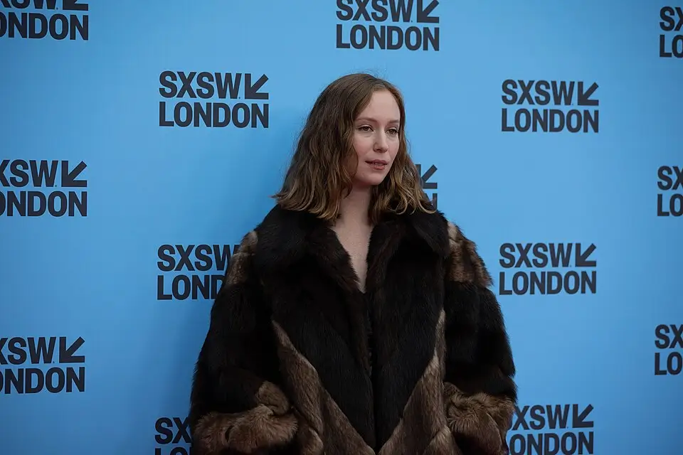 Hannah Einbinder parla della Palestina: &laquo;Usare la mia visibilit&agrave; per prendere posizione &egrave; il minimo che possa fare&raquo;